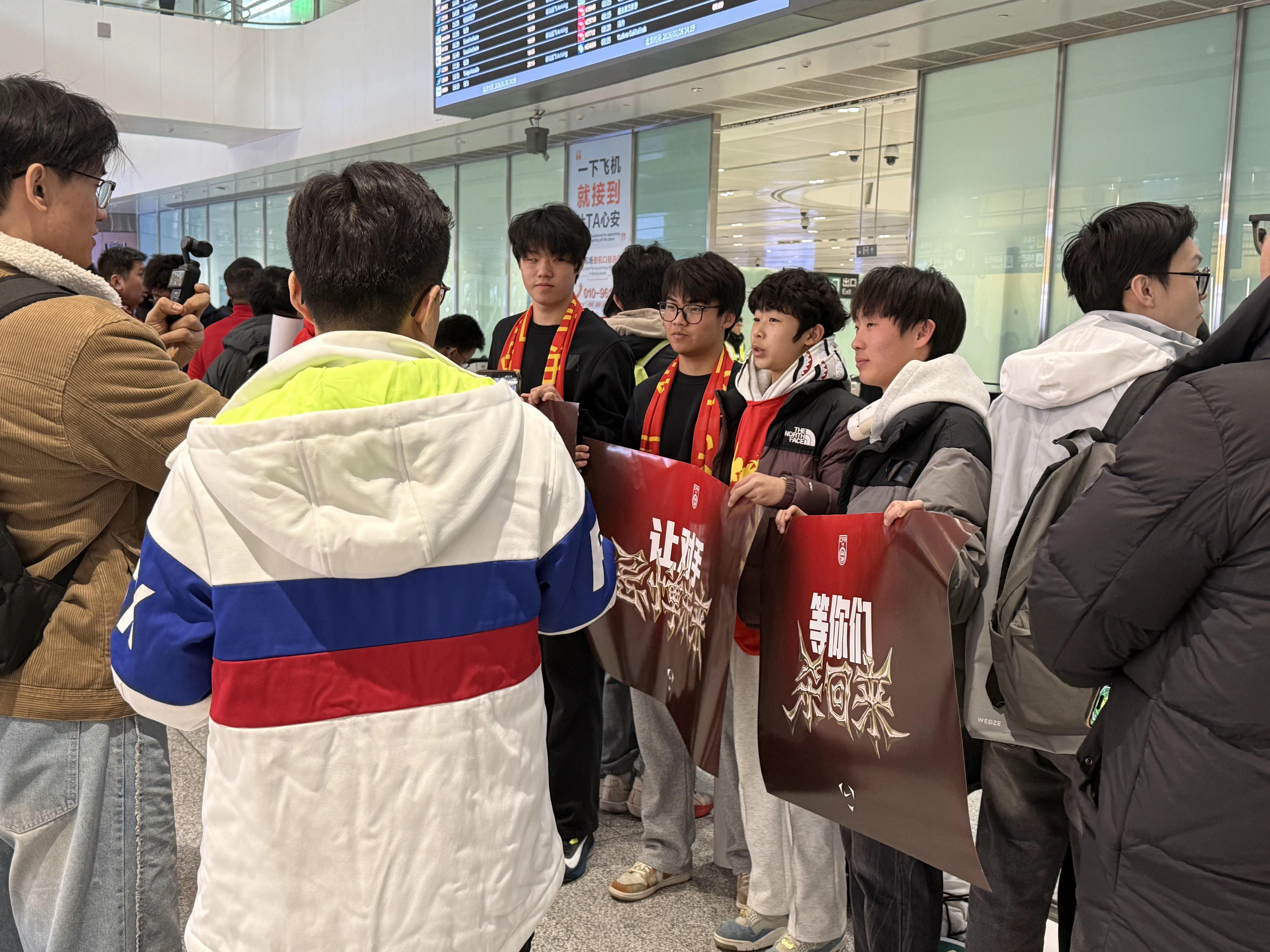 开云官网-U23国足将于下午落地大兴机场,大量球迷现场迎接将士们凯旋